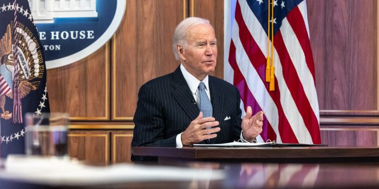 Tại sao Tổng thống Joe Biden không lên tiếng ủng hộ các cuộc biểu tình tại Trung Quốc và Iran?