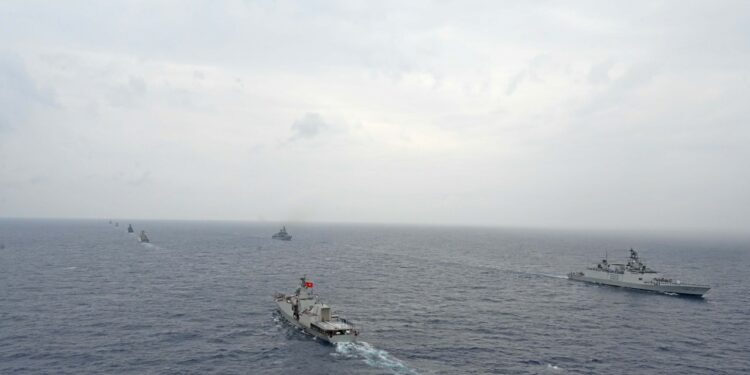 Cuộc tập trận hải quân Ấn Độ - ASEAN có mang lại giá trị thực tế cho tham vọng giải quyết vấn đề Biển Đông? 1 Cuộc tập trận hải quân Ấn Độ – ASEAN có mang lại giá trị thực tế cho tham vọng giải quyết vấn đề Biển Đông?