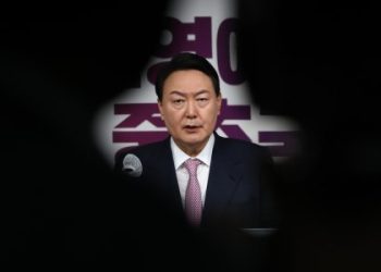 Hàn Quốc đối mặt nguy cơ khủng hoảng chính trị trong nước