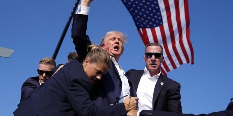 Phản ứng của dư luận Mỹ và tác động từ vụ ám sát ứng viên Tổng thống Donald Trump 1 Phản ứng của dư luận Mỹ và tác động từ vụ ám sát ứng viên Tổng thống Donald Trump