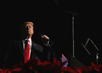 Những phát súng đầu tiên trong chính sách thương mại của Donald Trump