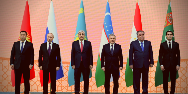 Trung Á trong tương tác với các siêu cường