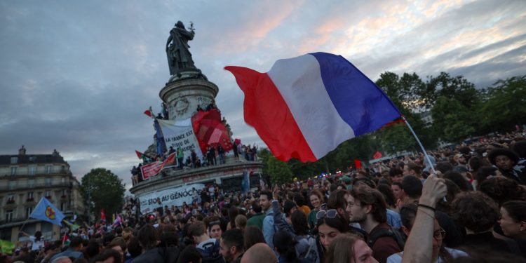 Giai đoạn mới của khủng hoảng chính trị tại Pháp